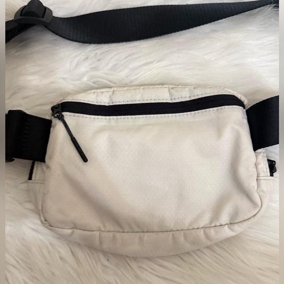Lululemon Everywhere Belt Bag 1L | White Opal & Black - Picture 5 of 8